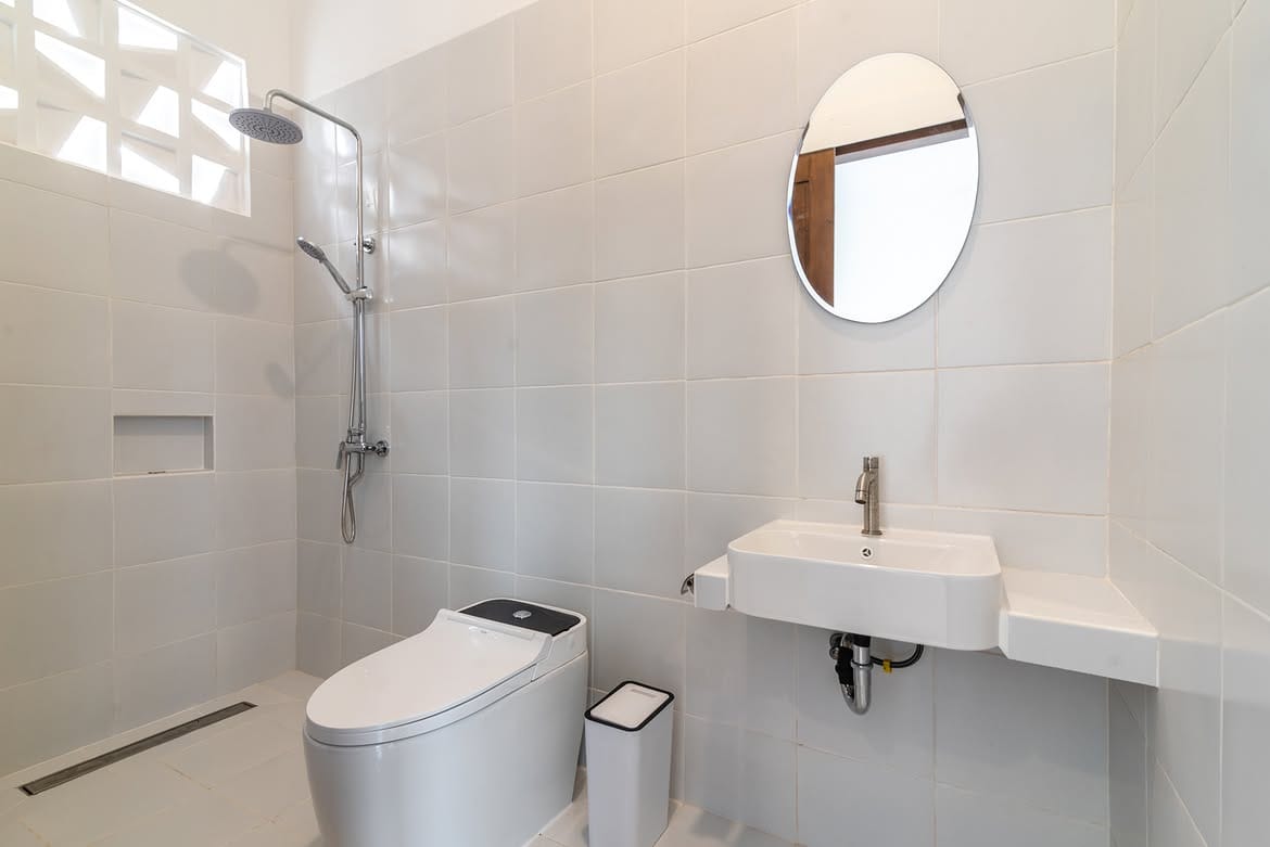Kamar Mandi Putih Minimalis